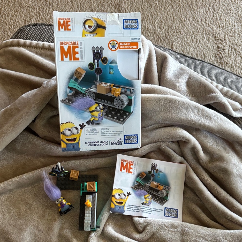 MEGA BLOKS Despicable Me Purple Minion Mailroom Mania Building Set